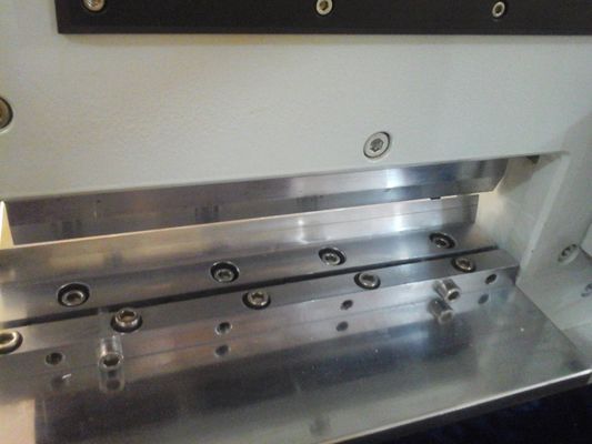 एल्यूमीनियम सब्सट्रेट के लिए पीसीबी वी काटने की मशीन 220V आरयूवी वायवीय