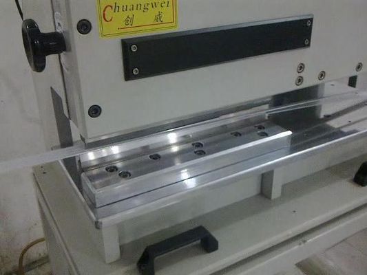 एल्यूमीनियम सब्सट्रेट के लिए पीसीबी वी काटने की मशीन 220V आरयूवी वायवीय